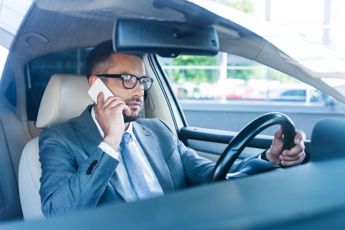 Boetes voor gebruik van de telefoon tijdens het autorijden omhoog