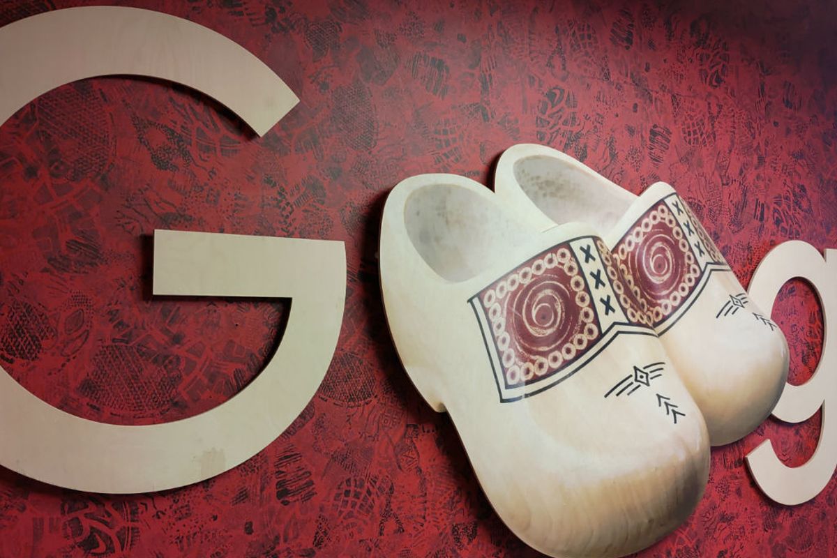 Google Home ligt voor de kerst in de winkel