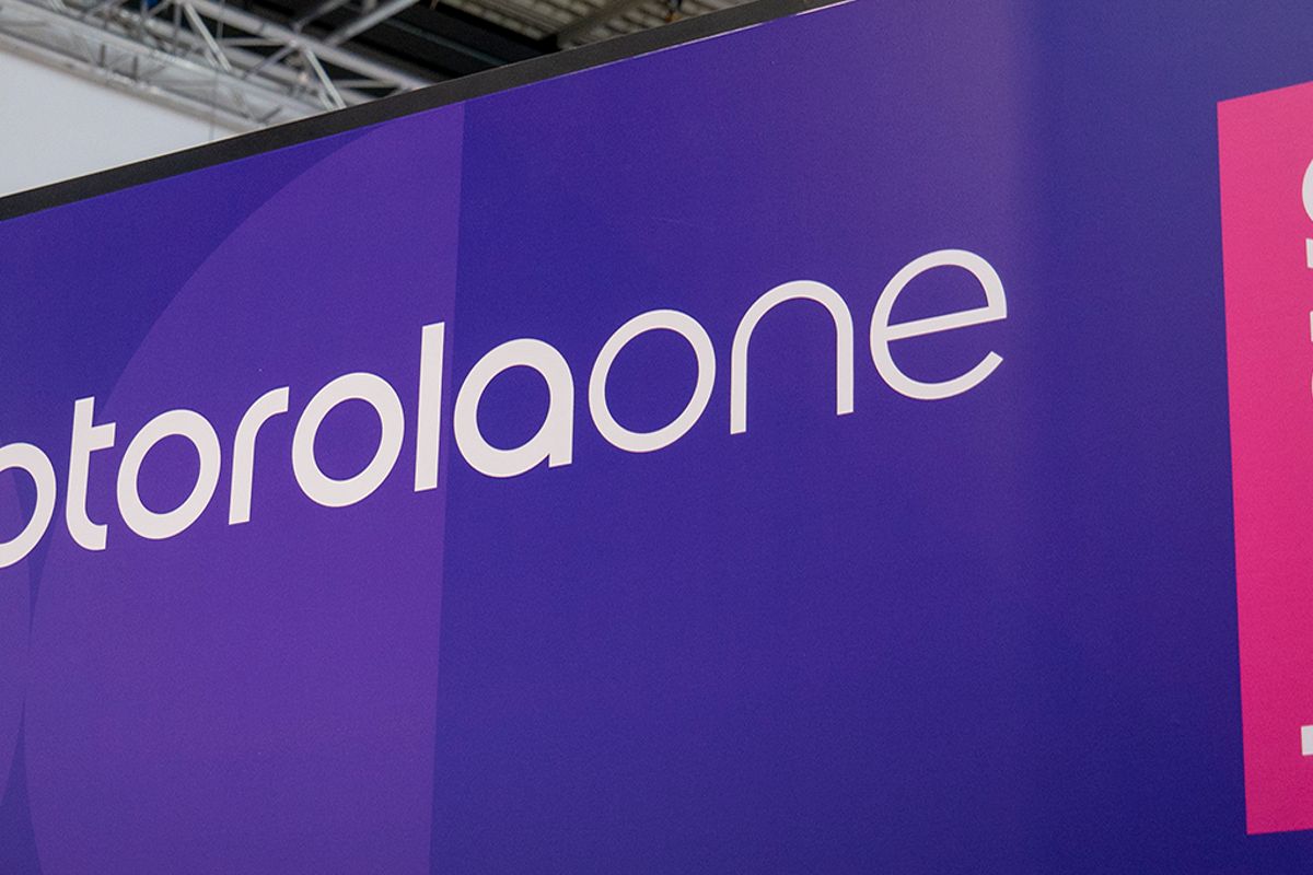 Motorola One Macro met macrolens in volle glorie te zien op foto