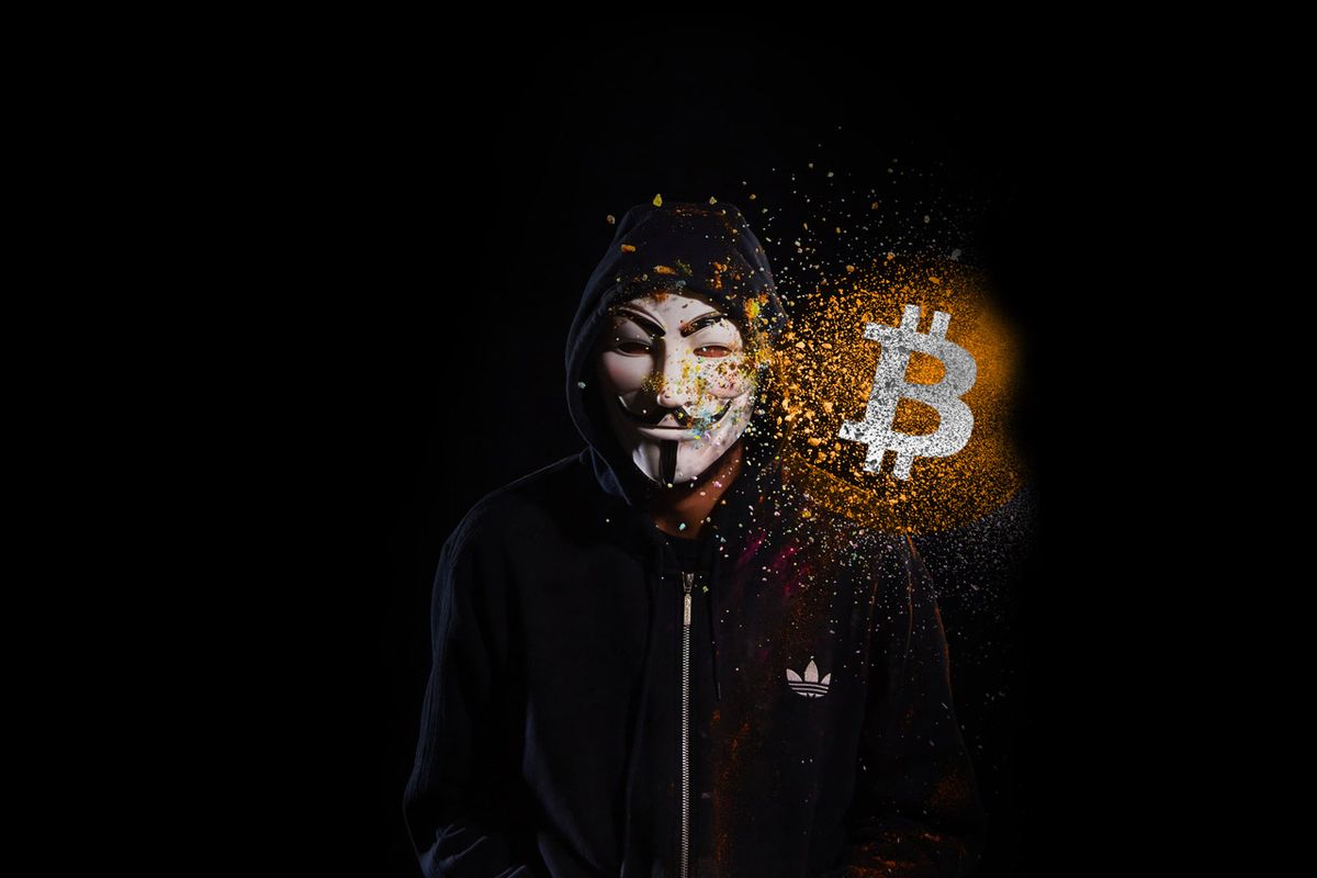 Beeld van bitcoin bedenker Satoshi Nakamoto onthuld in Boedapest