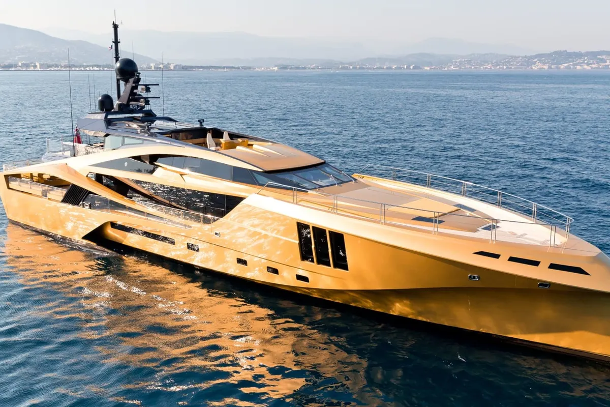 Maak kennis met Khalilah: dit imposante gouden jacht ademt luxe!