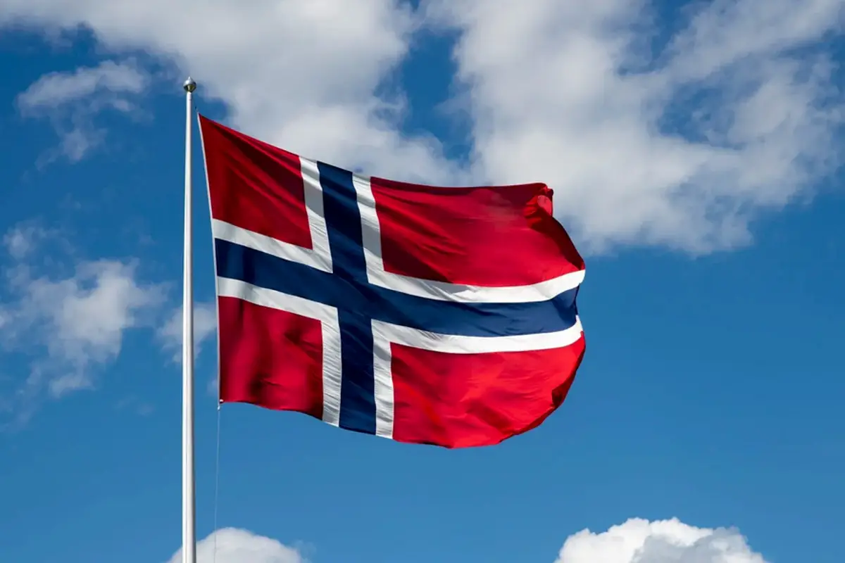 Nå er flagget til topps. Sørgetiden er over. Kong Harald er stedt til hvile