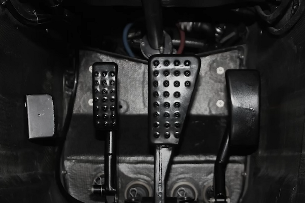 VIDEO: De verbannen McLaren met vier pedalen!