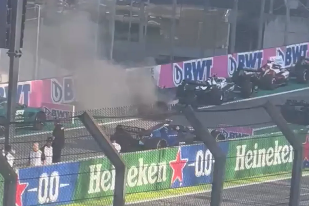 VIDEO: Alpine-bolide vliegt direct in de hens na sprintrace