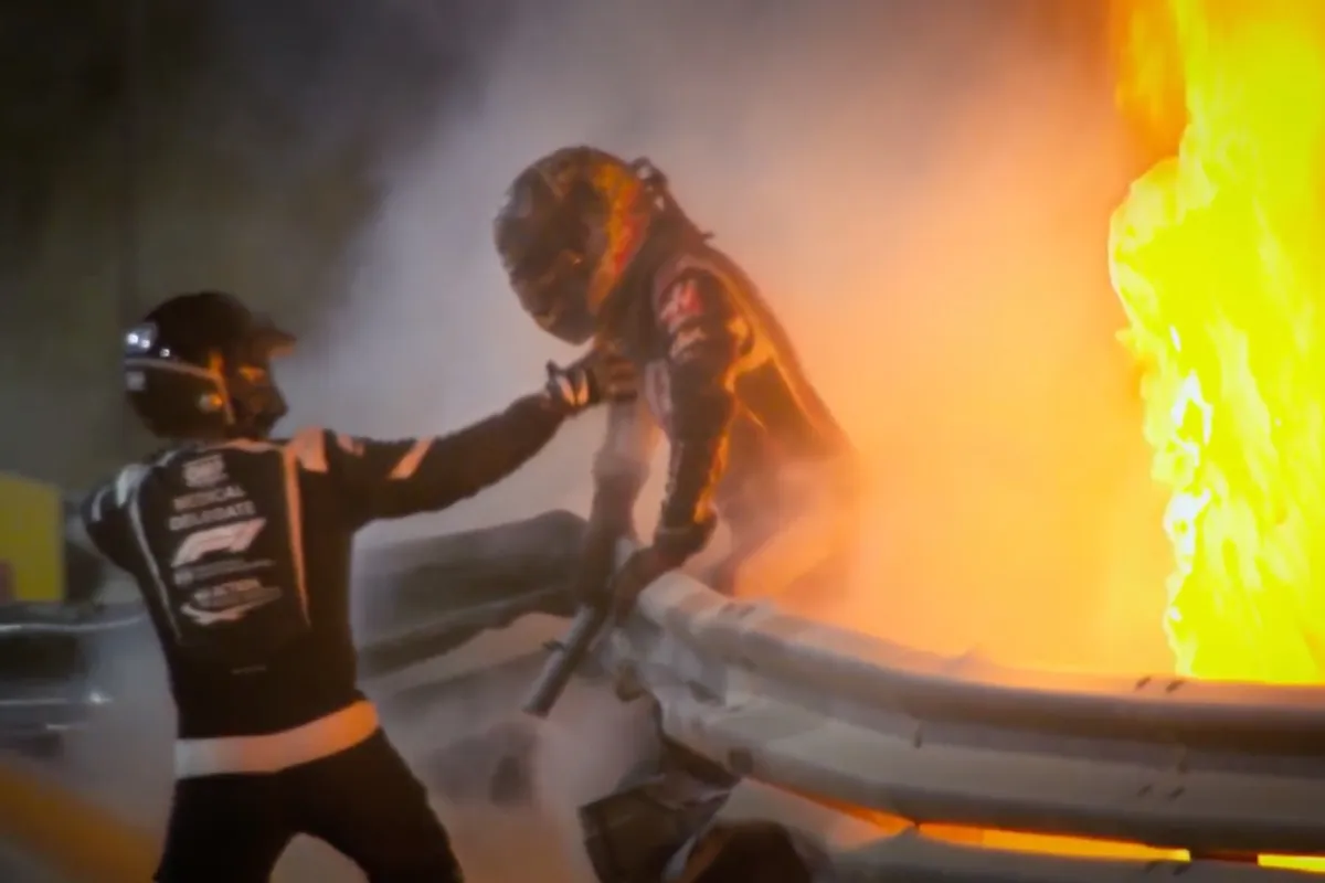 Carlos Sainz keek met verbazing naar het tentoongestelde autowrak van Grosjean