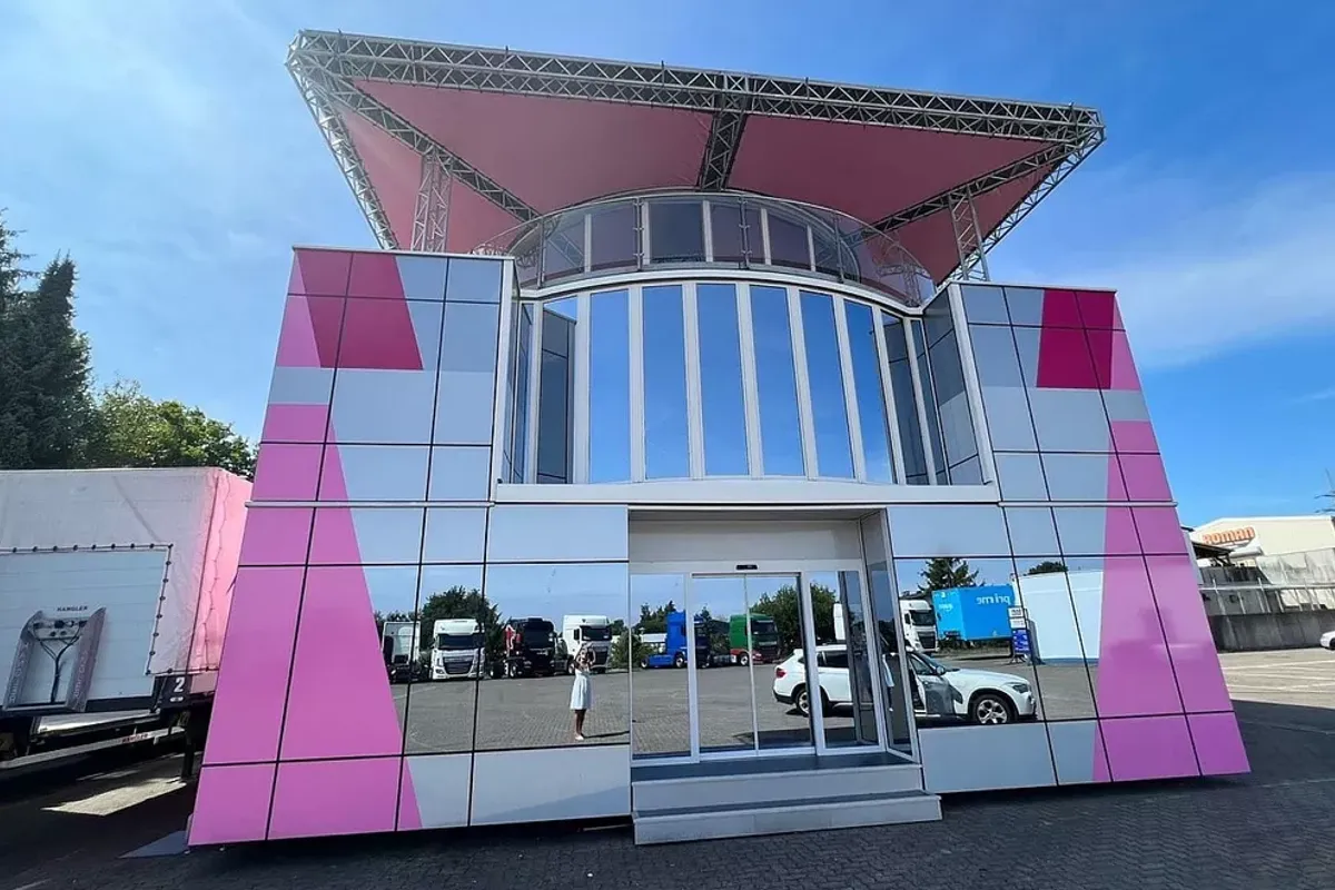 Oude Formule 1-motorhome van Force India te koop