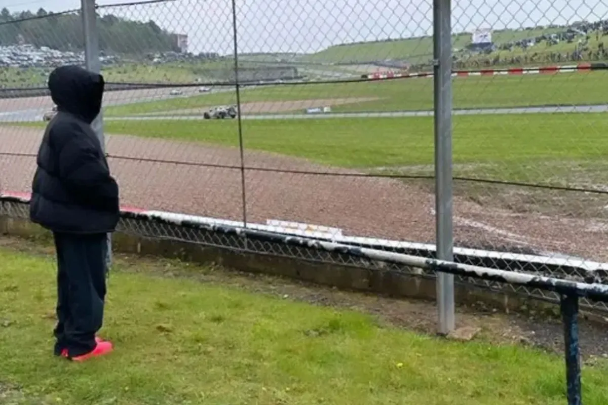 Lewis Hamilton ‘undercover’ om racend broertje aan te moedigen