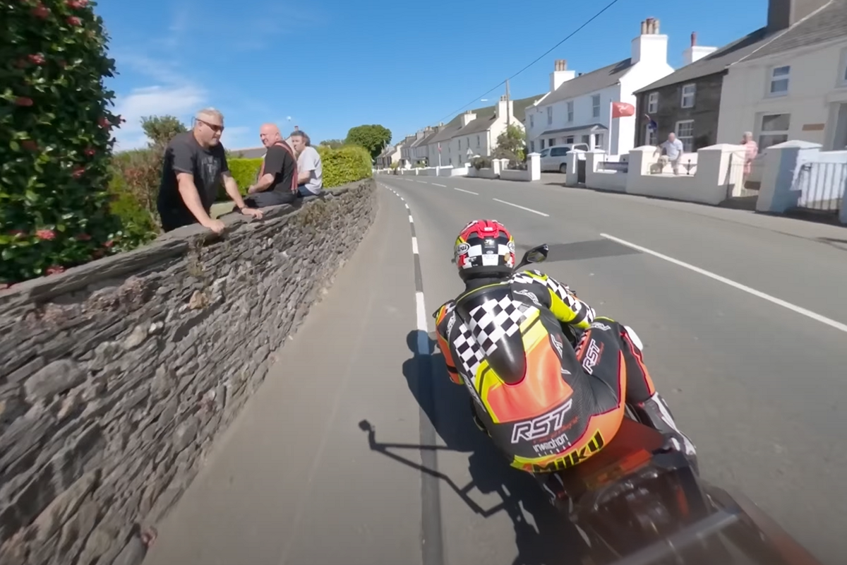VIDEO: beleef bloedstollende ronde Isle of Man TT, alsof je achterop zit...