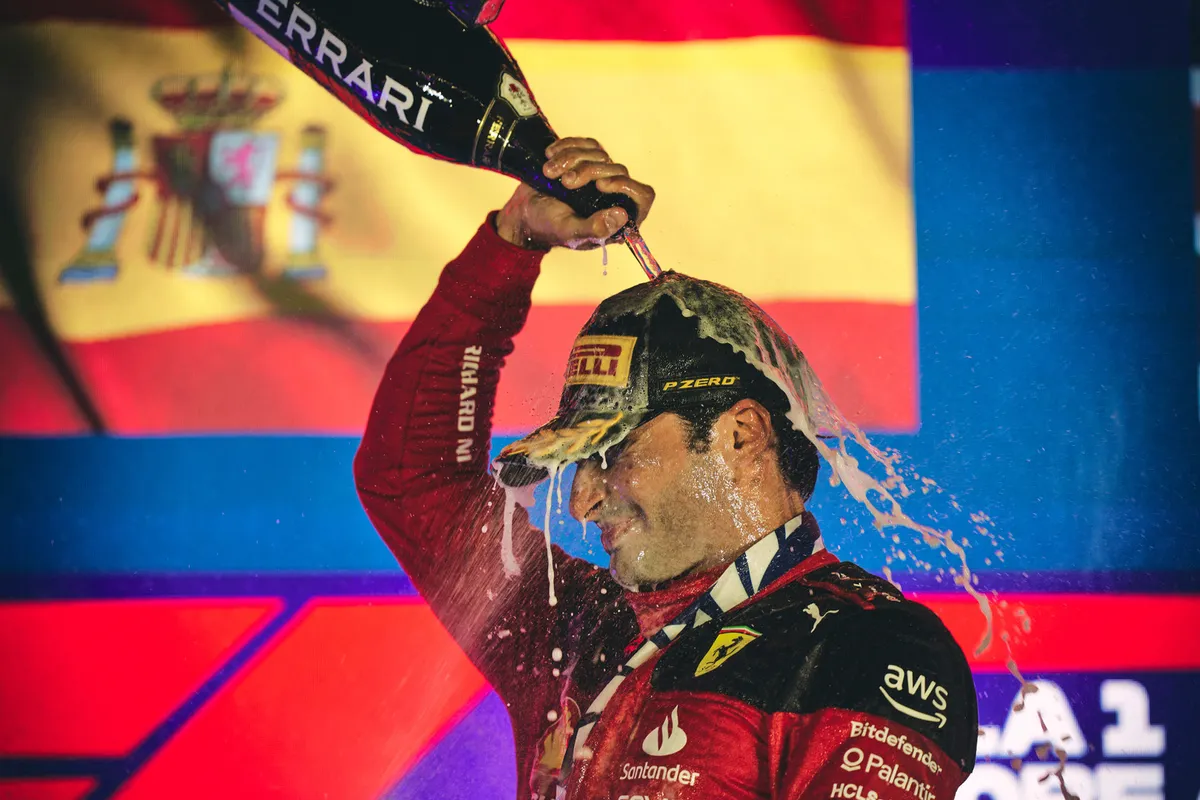 Carlos Sainz wakkert discussie aan in Italië over eerste coureur Ferrari