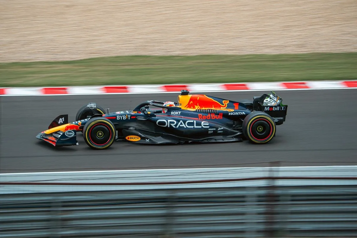 Max Verstappen vandaag voor het eerst in actie met gloednieuwe RB20!