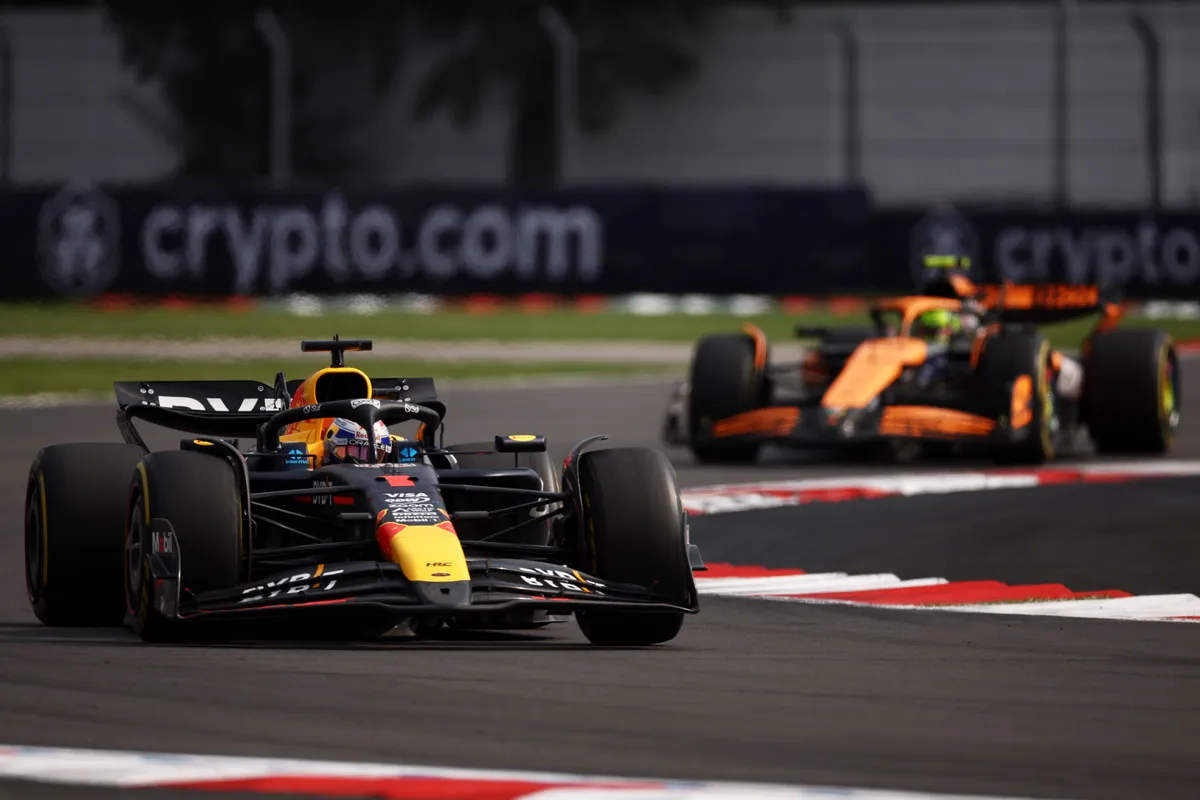 Zak Brown niet blij met de rijstijl van Max Verstappen: "Het begint echt belachelijk te worden"