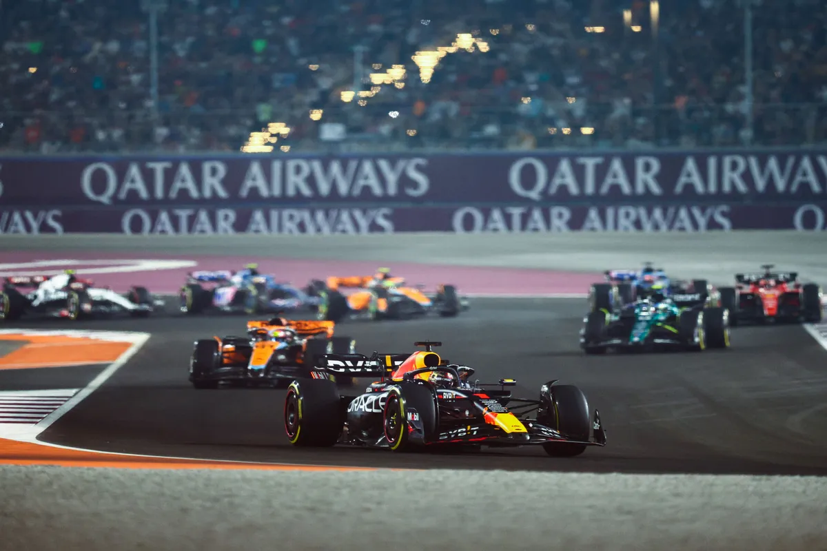 Titelstrijd, klapbanden en unieke regels. Wat is er voorheen in Qatar gebeurd?