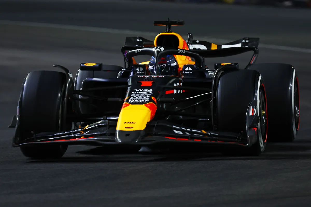 Lewis Hamilton verruilt F1 auto voor straaljager, Victoria Verstappen haalt broer Max onderuit