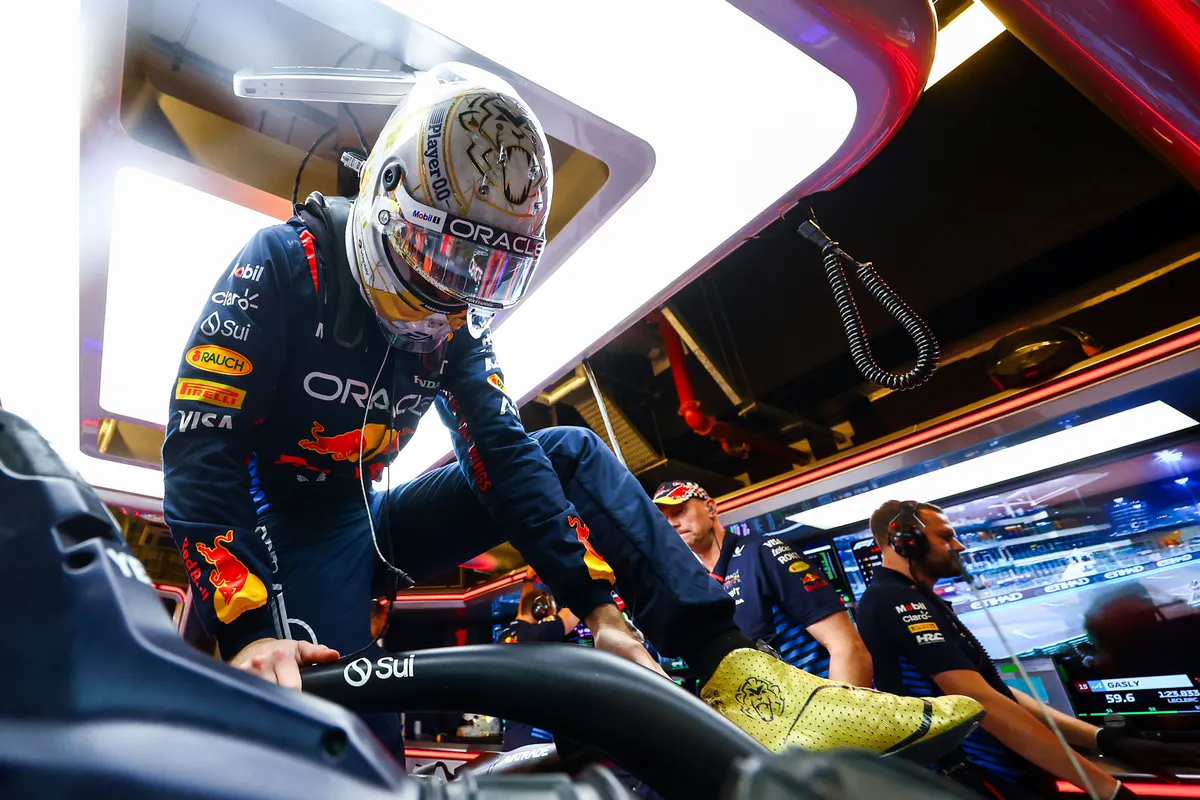 Max Verstappen pakt zijn kerstcadeaus uit