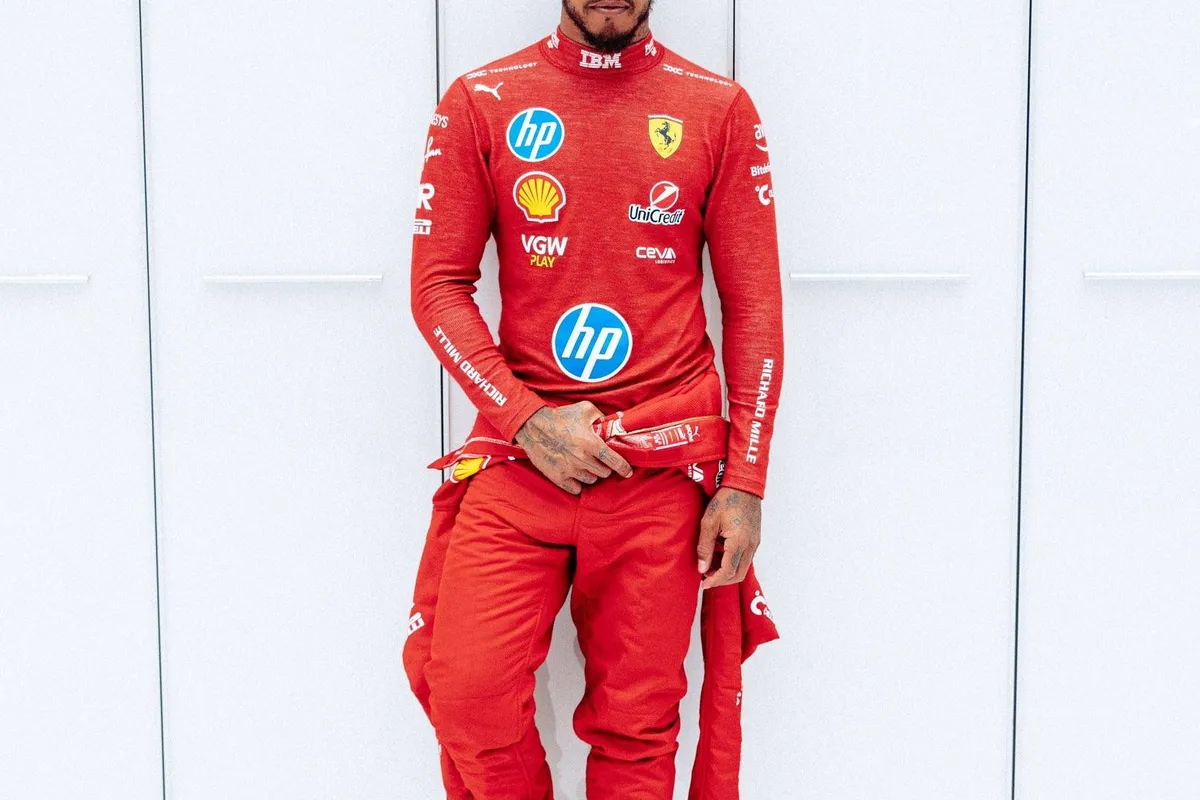 Lewis Hamilton onthult gloednieuwe Ferrari-helm