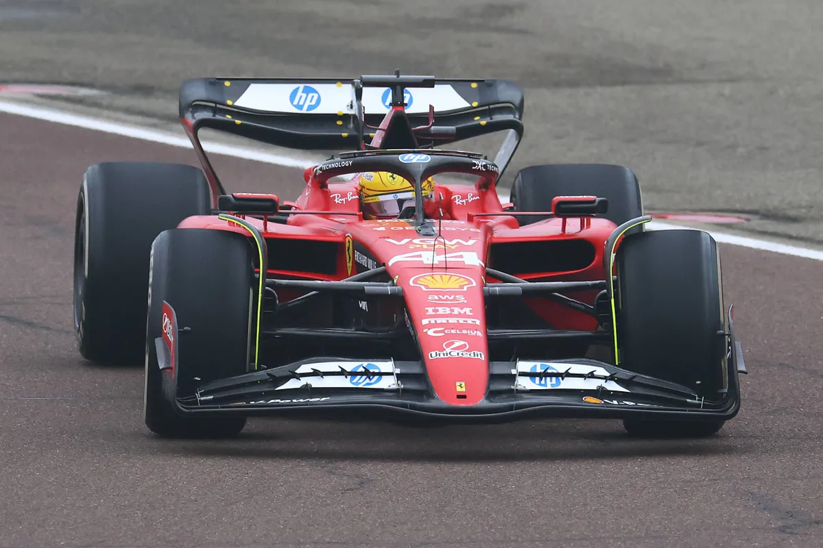 ZIEN: Lewis Hamiltons eerste meters als een Ferrari-coureur