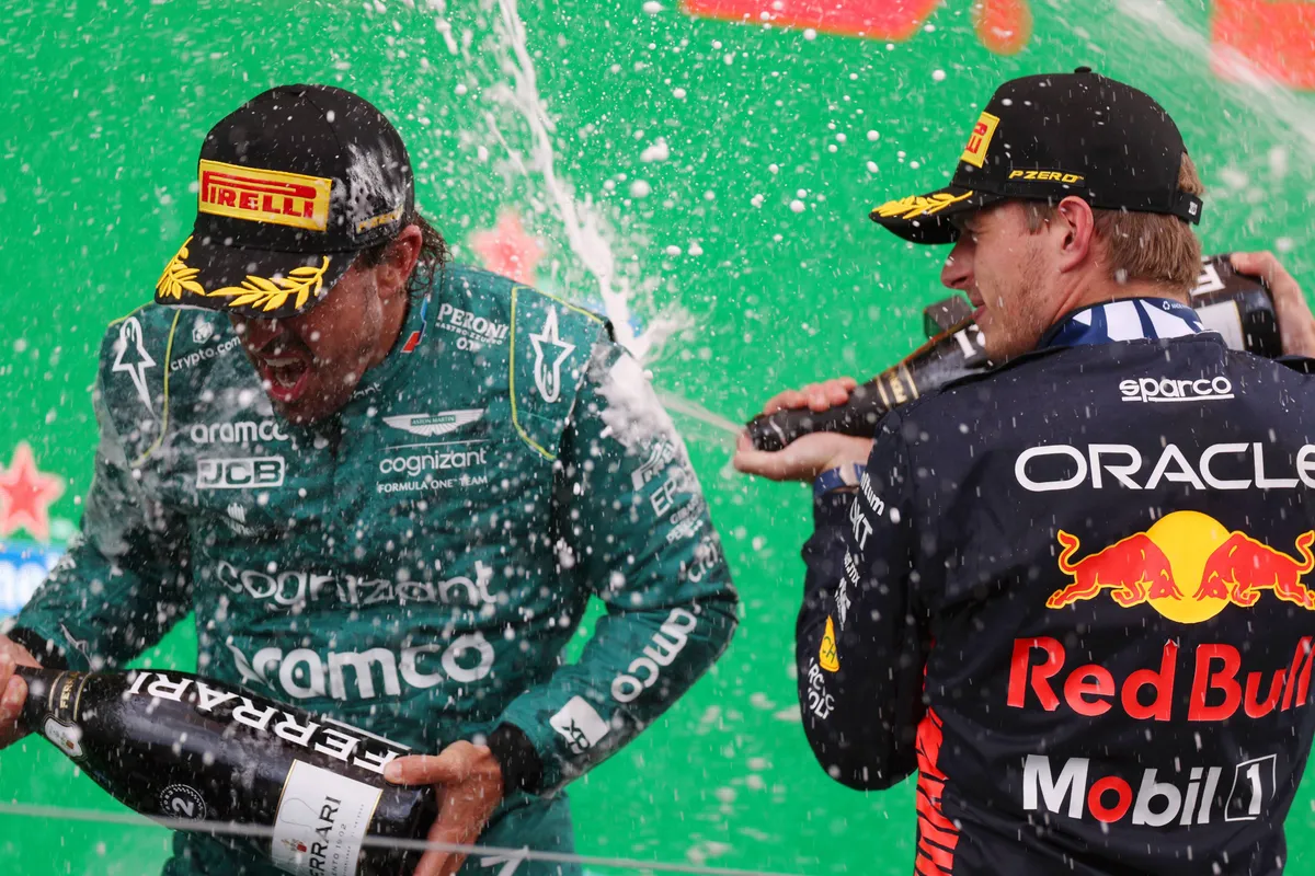 Ruildeal van Alonso voor Verstappen? "Er lijkt iets te spelen tussen Red Bull en Aston Martin"