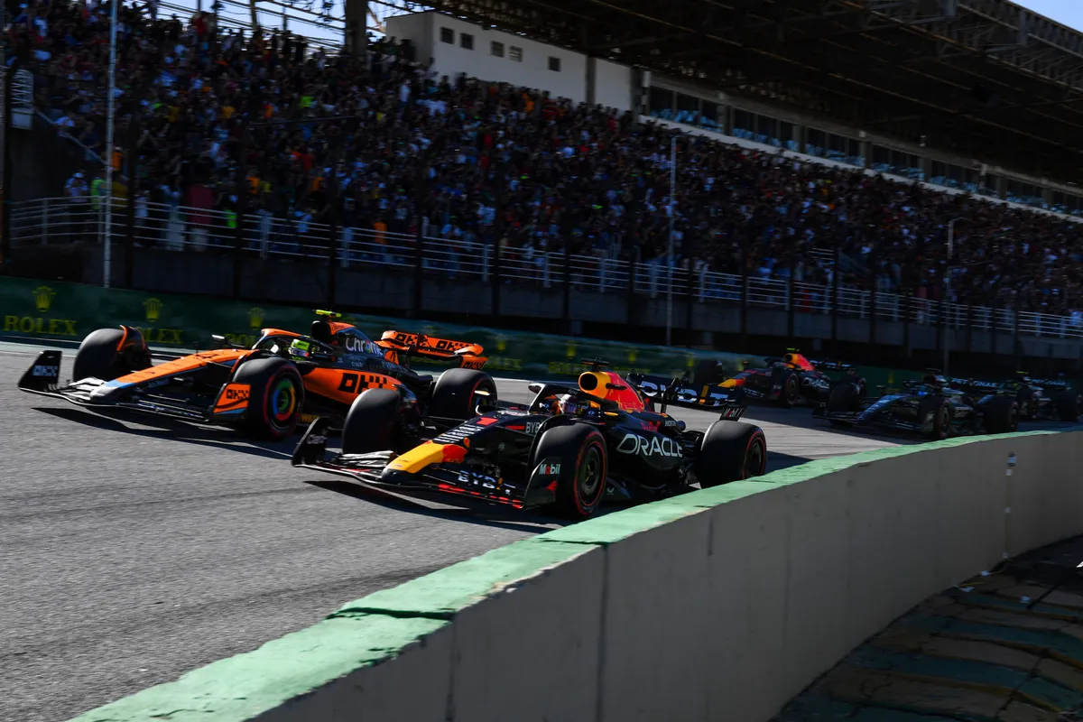 SkySports commentator verdedigt Max Verstappen: "Red Bull betaalt hem om te winnen"