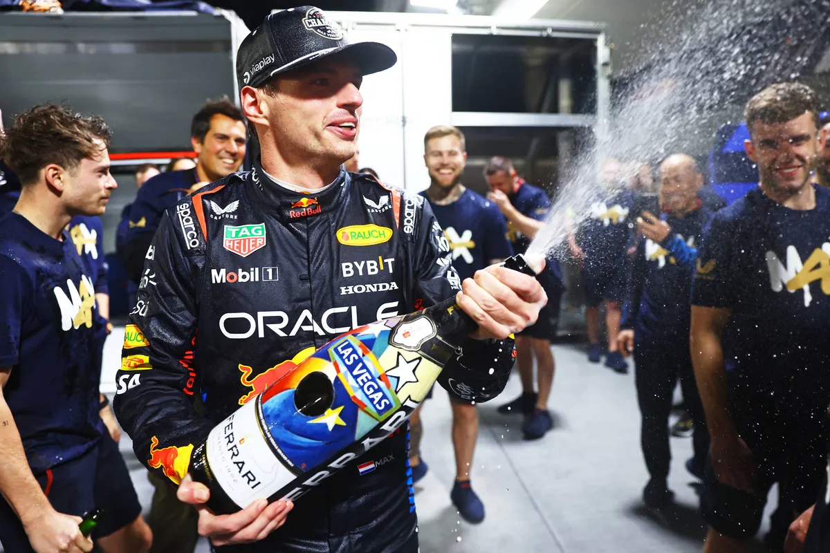 Verstappen haalt nieuw superjacht op en Racing Bulls doet Hamilton na