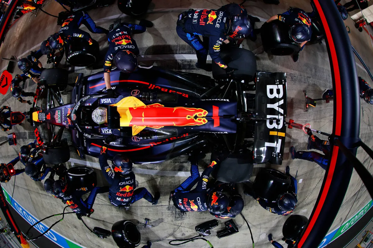 Verstappen geeft rijles aan cricketteam en Sainz maakt kennis met de keuken van Williams