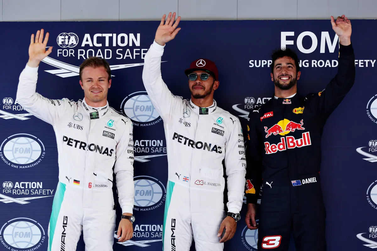 Lewis Hamilton stuurt kerstcadeaus naar de dochters van Rosberg, maar mag niet zijn huis in