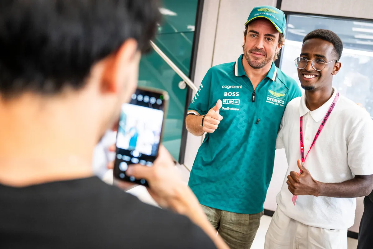 Alonso duikt op in muziekvideo van Italiaanse zangeres, Hollywoodster maakt verrassende overstap naar Formule E