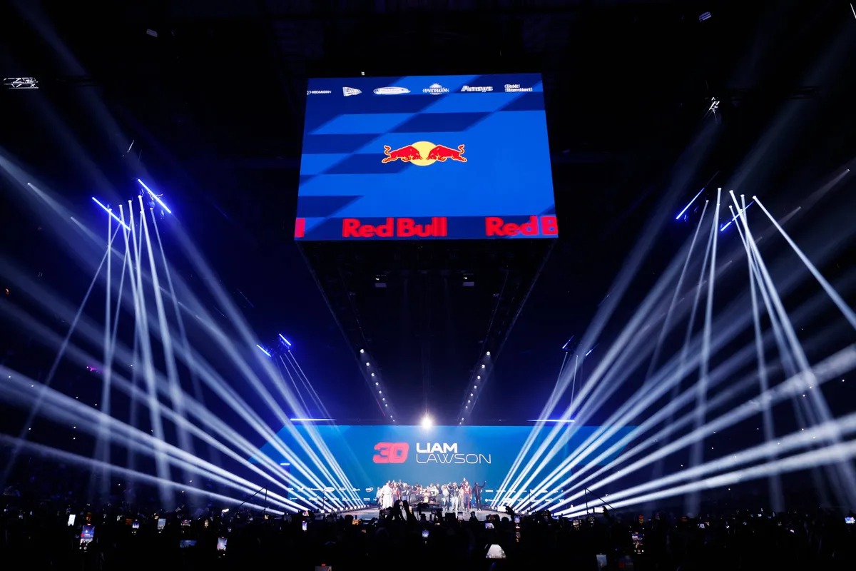Jos Verstappen niet blij met boegeroep voor Red Bull tijdens het F1 75-live:"Ik vond het beschamend"