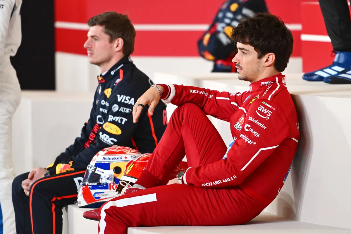 Charles Leclerc over zijn rivaliteit met Max Verstappen: "Dat maakt het er niet makkelijker op"