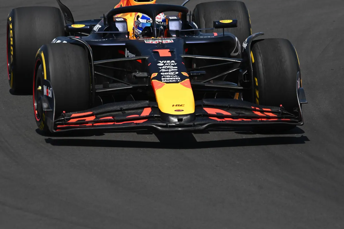 Hamilton pakt nipt voor Verstappen sprintpole in China en nog meer drama voor Lawson