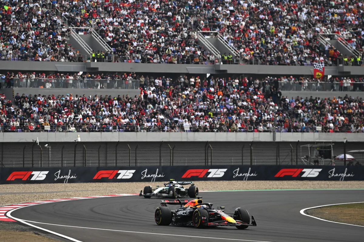 Oscar Piastri pakt foutloze overwinning in China, Verstappen eindigt als 4e