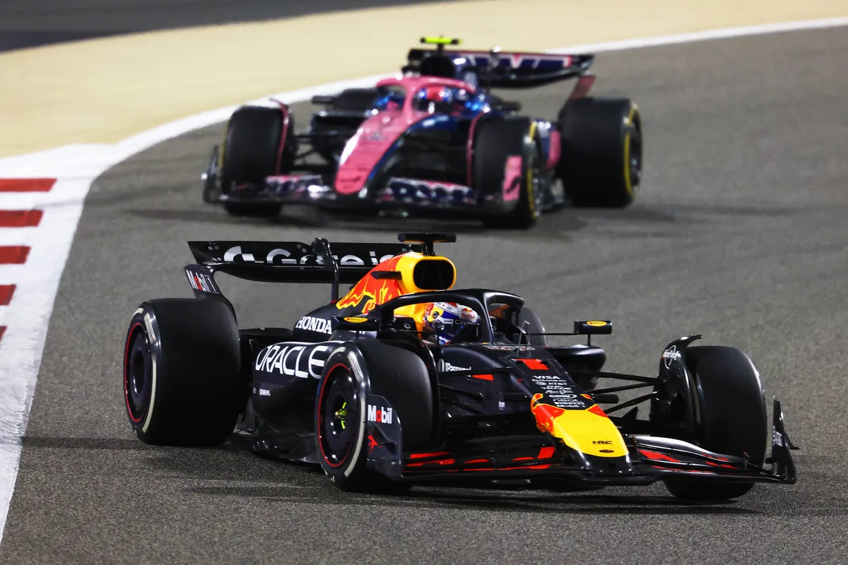 Piastri domineert Grand Prix van Bahrein, Verstappen beleeft race vol met pech