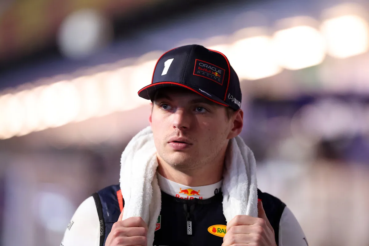 Commentatoren kritisch op Verstappen: "Wéér dwingt hij de stewards om in te grijpen"