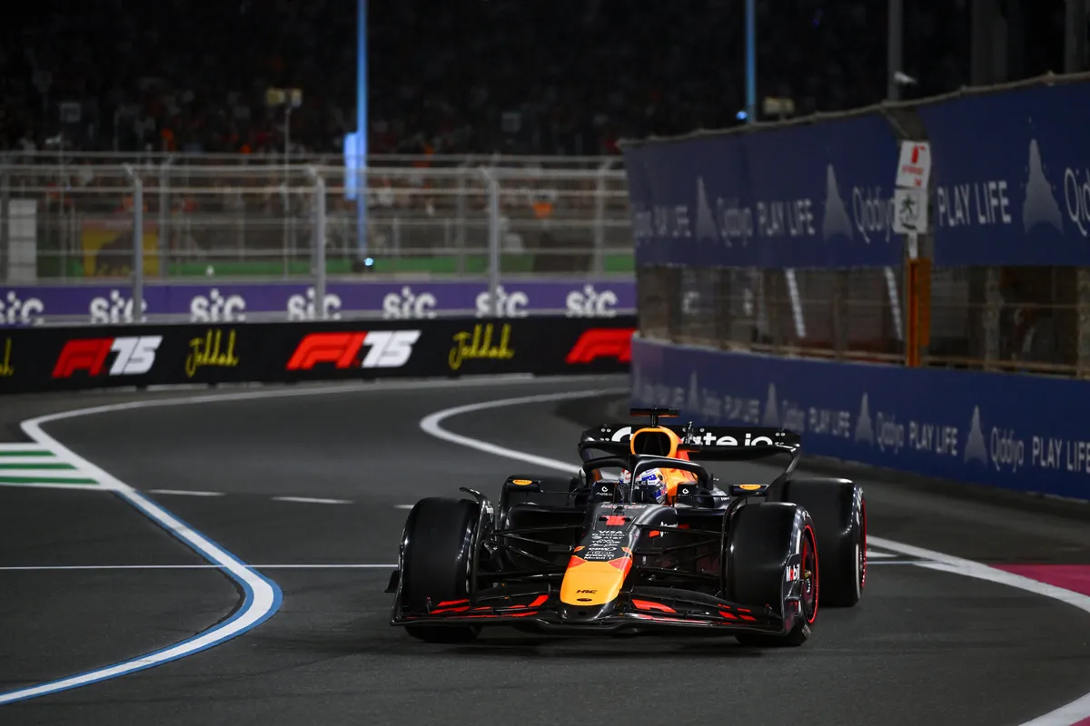 Ondanks dat hij "positief verrast" is, wijst Verstappen een pijnpunt van Red Bull aan