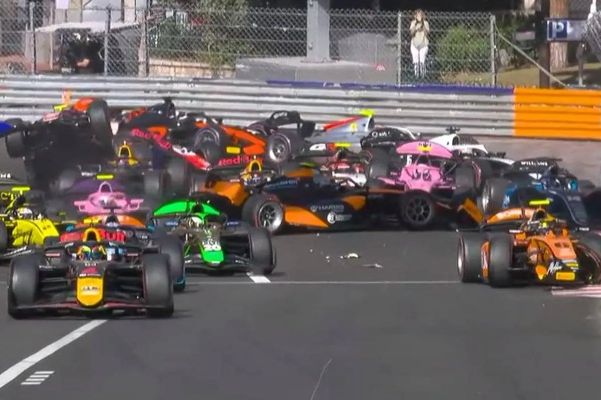 Zien: Megaopstopping bij de Formule 2-Hoofdrace