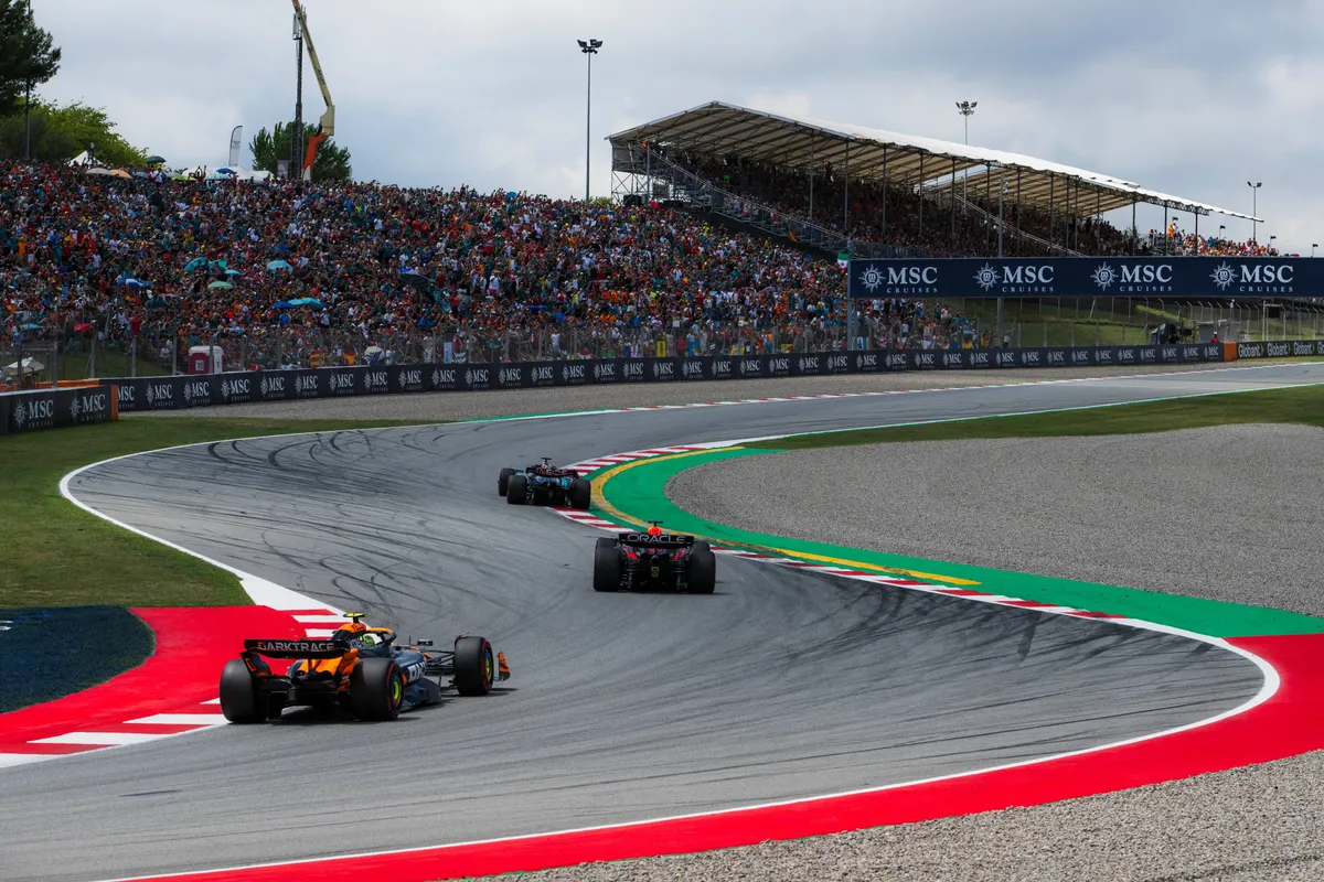 Häkkinen blaast zijn motor op in de laatste ronde, megacrash bij de start