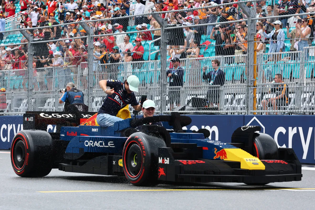 De leukste F1-race van 2025 in beeld - de driver's parade met Lego-auto's