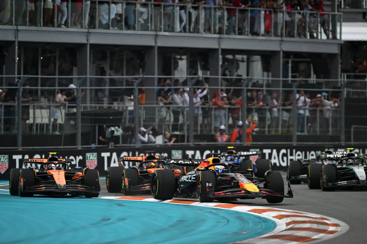 Piastri wint en is oppermachtig in Miami, Verstappen vierde