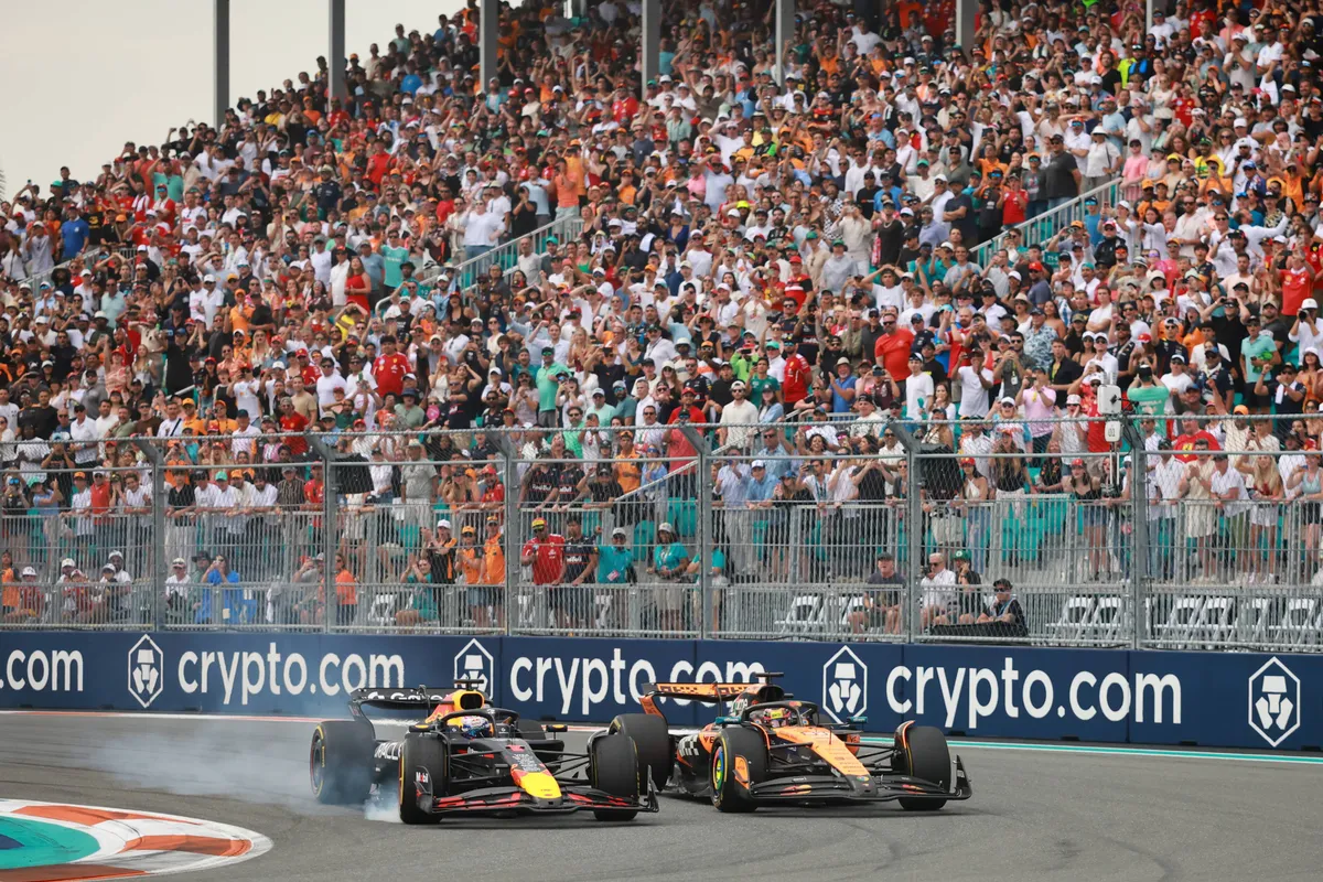 Racet Verstappen anders tegen Piastri dan tegen Norris? "100%, ongetwijfeld!"