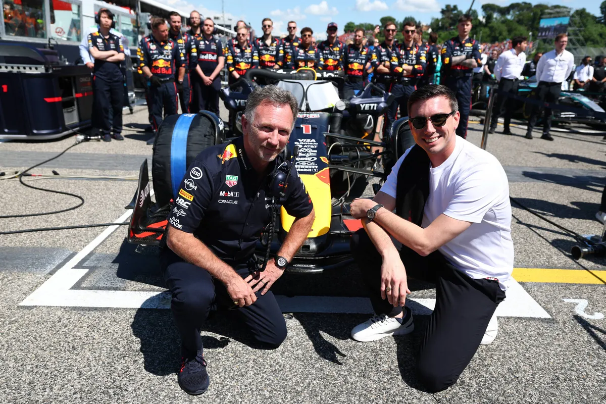 Mijlpaalrace met  een emotionele lading: Zoon van Red Bull-oprichter ontroerd door zege Verstappen