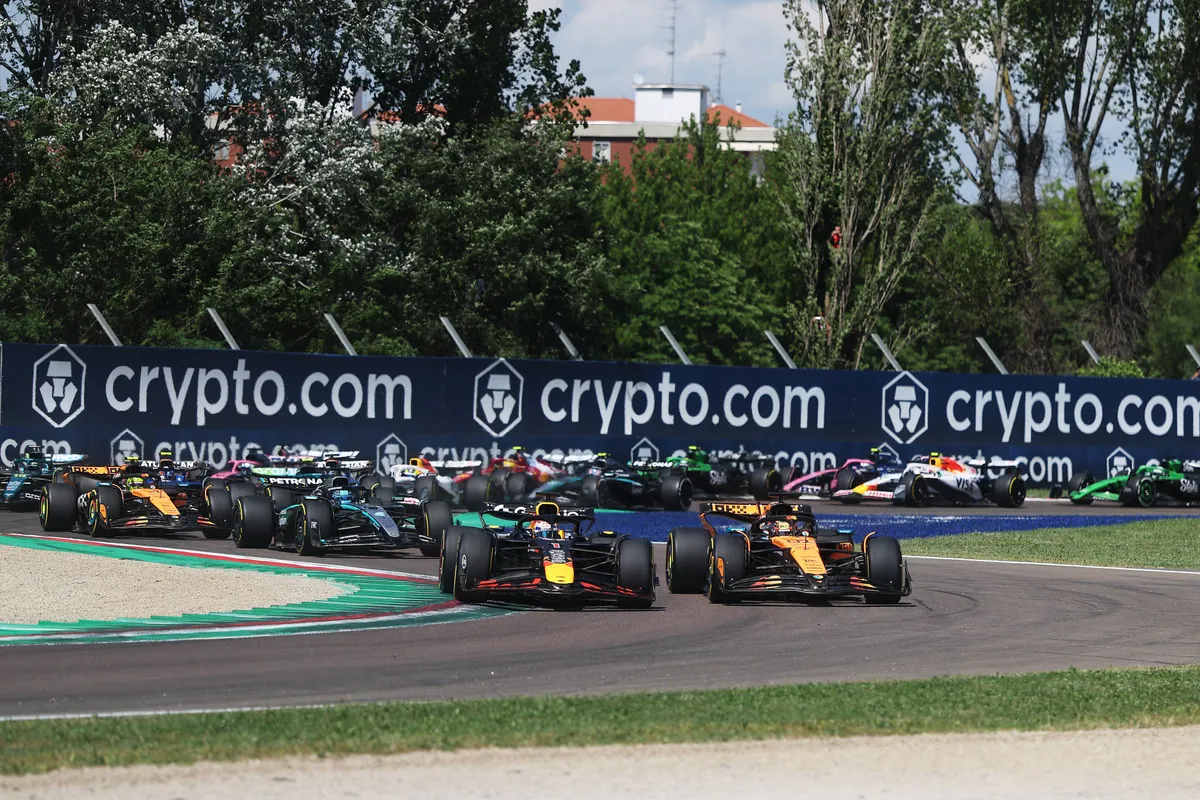 Russell bewonderde actie Verstappen van achter het stuur: "Max is een van de beste coureurs ooit"