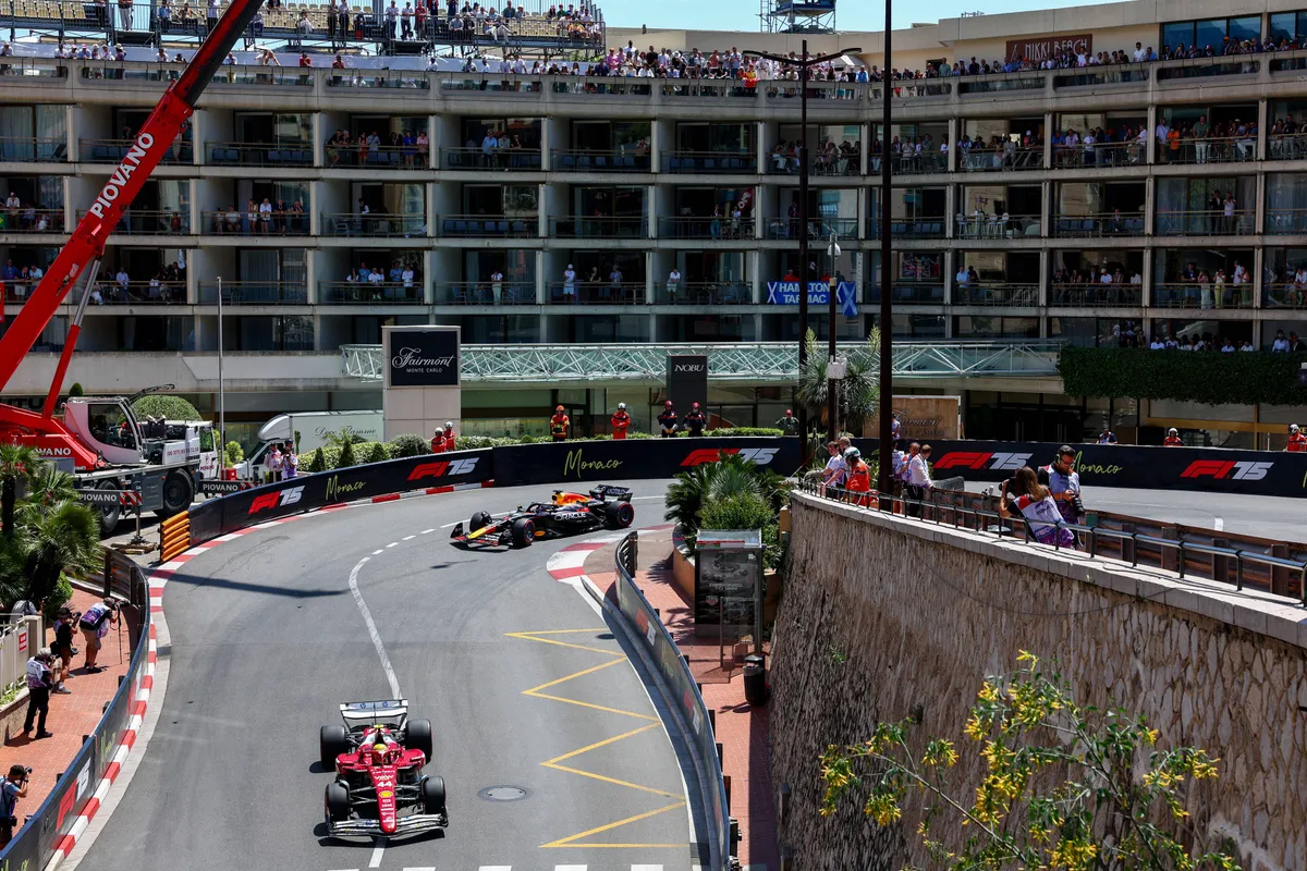 Hamilton krijgt gridstraf voor hinderen Verstappen tijdens kwalificatie