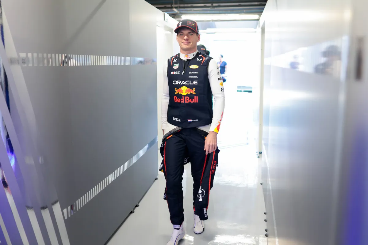 Verstappen met aparte omweg naar huis na triple header voor "goedkoop bier?"