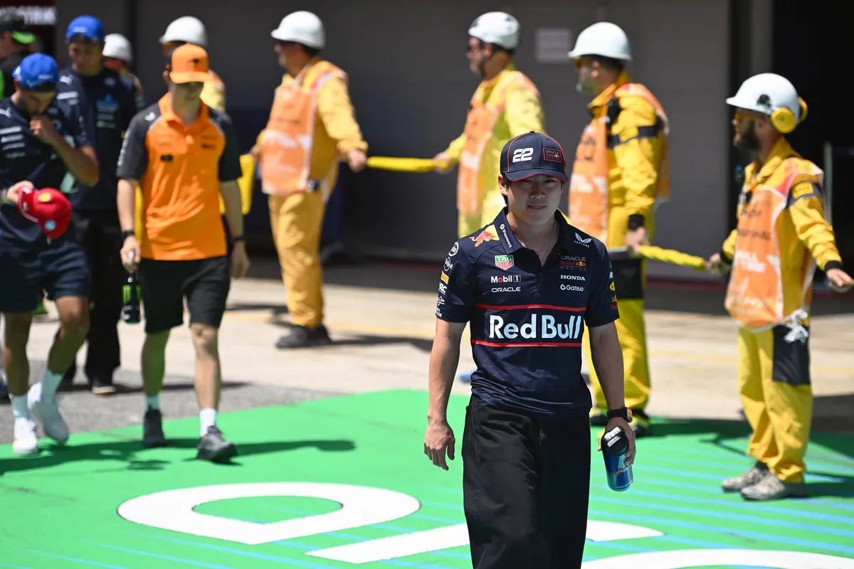 Tsunoda overtuigd van overstap naar Red Bull: ‘Soms al op niveau van Verstappen’