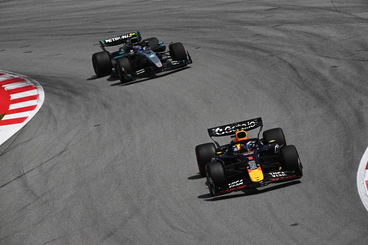 Russell vol verbazing over Verstappen na clash in Spanje: "Vanuit mijn perspectief werd ik gewoon geramd"