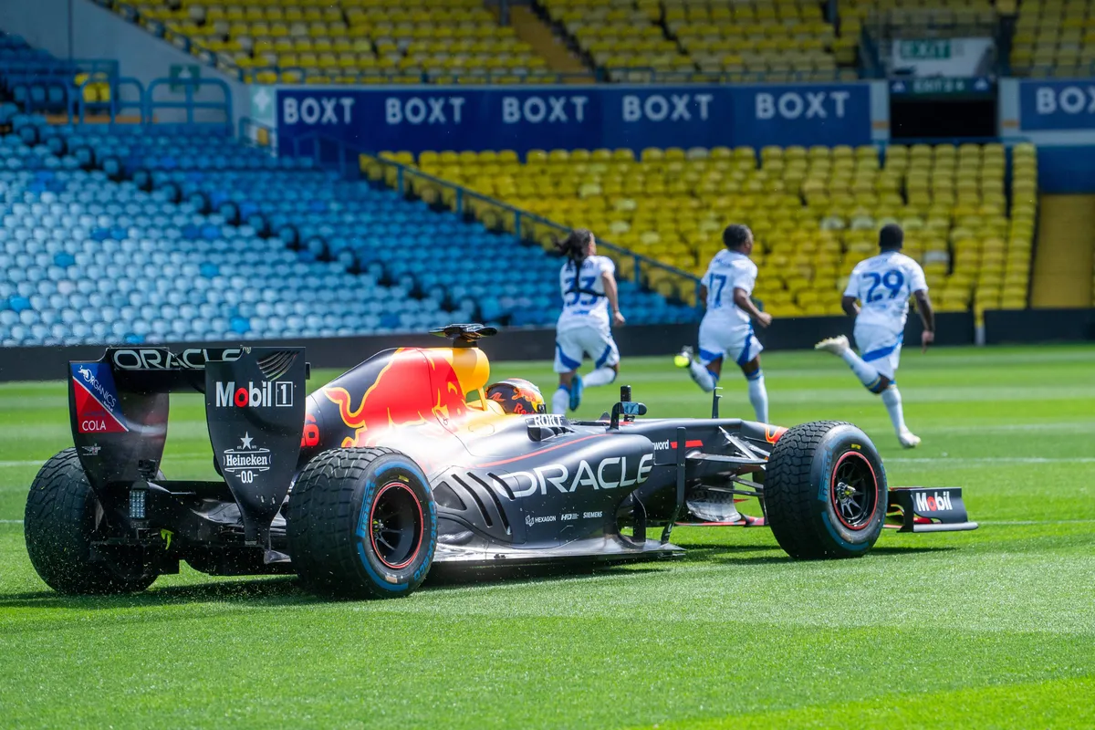 Zien: Voetballers sprinten tegen Red Bull F1-auto