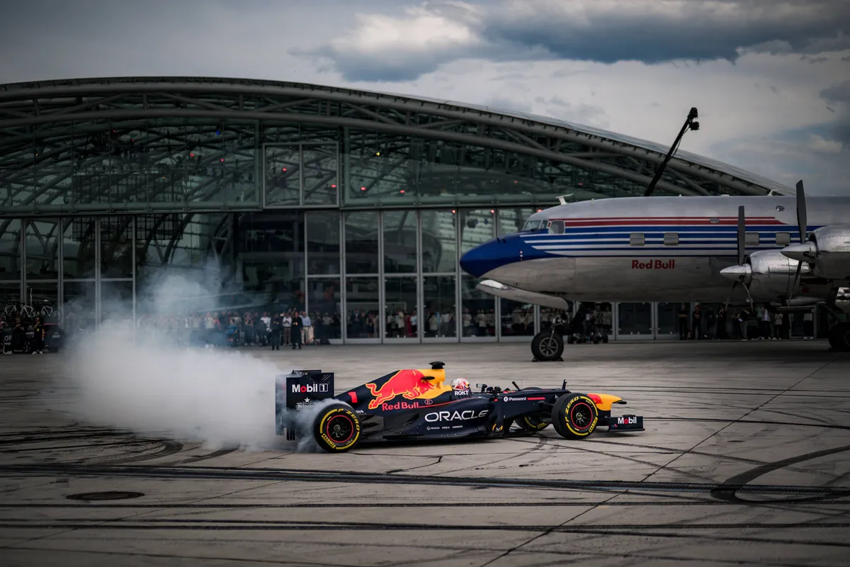 Max Verstappen trakteert fans op donuts in RB8 tijdens spectaculaire heropening Hangar-7