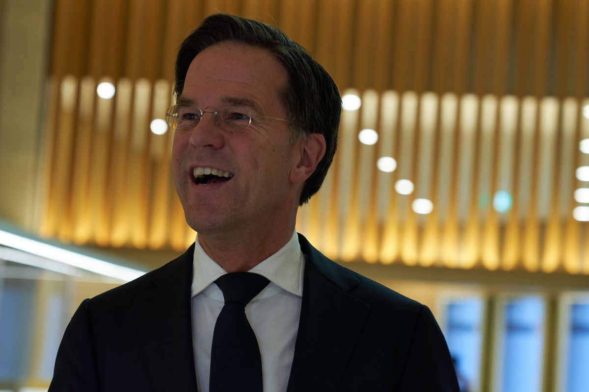 Nederland blijft dweilen met de kraan open. Mark Rutte: ''Asielzoekers moeten fatsoenlijk worden opgevangen.''