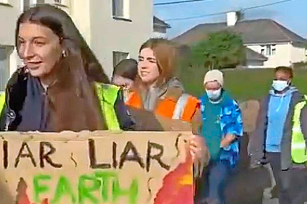 Prinses Alexia (16) is klimaatactiviste en loopt in Wales mee tijdens haar eerste publiekelijke klimaatmars
