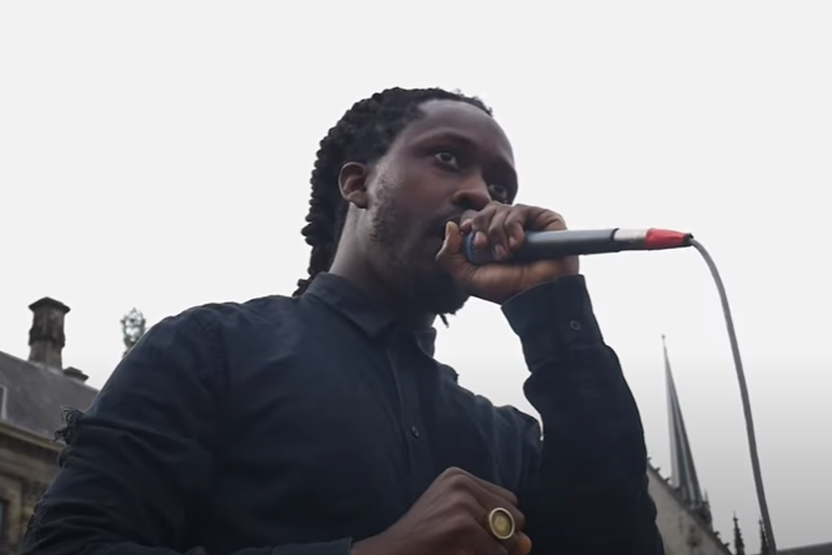 Rapper Akwasi in 2017: 'Ik ben Ashanti, die verkochten arme Ghanezen als slaven aan de Nederlanders'