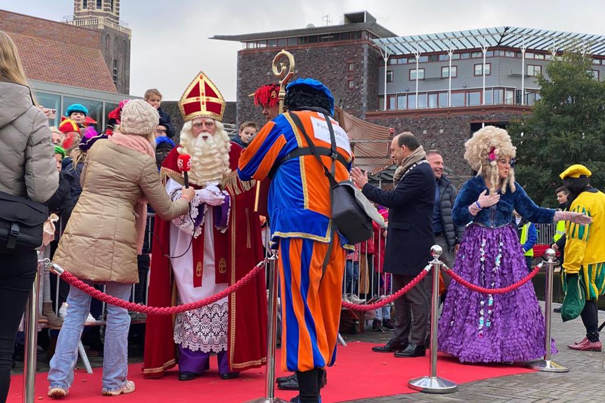 Hermetisch afgesloten met hekken en zeilen: Geen zicht op Sinterklaas voor kinderen van ongevaccineerde ouders in Zwolle
